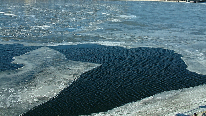 Школьники провалились под лед во время прогулки на реке Исеть в Екатеринбурге