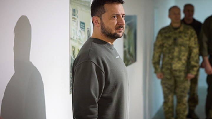 Это подделка: Экс-разведчик США застыдил Зеленского за деталь одежды