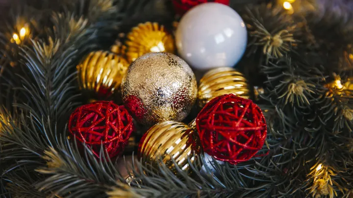 Ёлка в подъезде может обернуться штрафом в 15 тысяч рублей