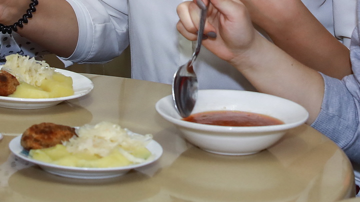 И так приносит их в рюкзаке домой: Ученику выдали в школе булочку с тараканом