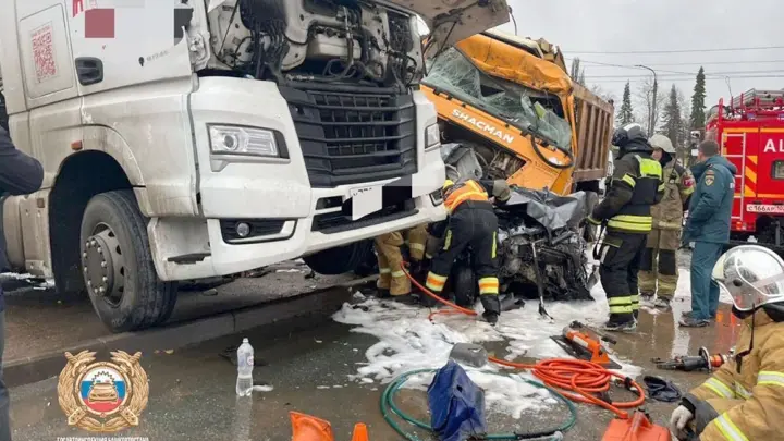 Момент страшного столкновения грузовика и 11 машин в Уфе попал на видео