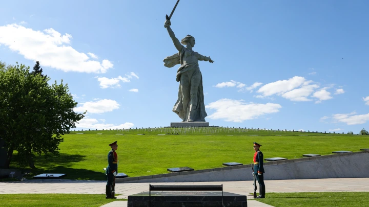 Родина-мать во вьетнамках: жители Петербурга пришли в ужас от скандальной копии