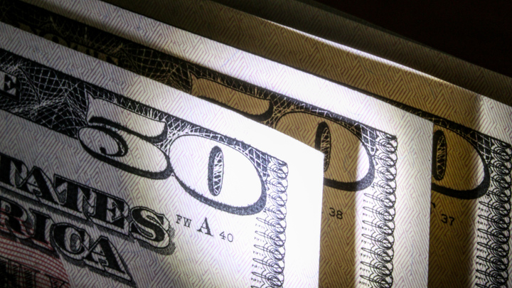 Доллару закрыли двери. ЦБ дал указание банкам пресекать вывод валюты из страны