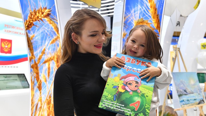 Не заменит маму. Почему сказка от умной колонки малополезна для ребёнка