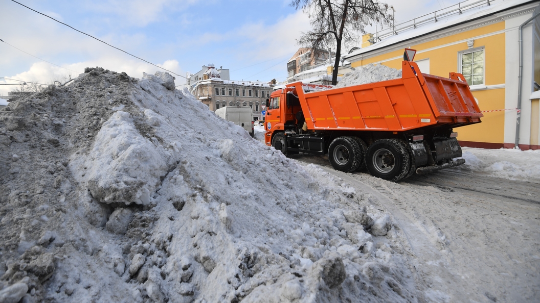 Погрузчик-экскаватор мтз 82 уборка снега. Вывоз снега 2. Уборка снега спецтехникой. Уборка снега. Вывоз снега картинки.
