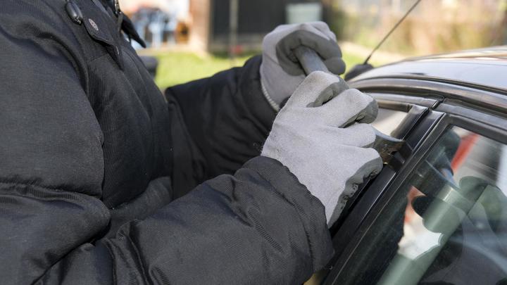 Такого ещё не видели. Красноярские инкассаторы взломали свою же машину прямо на улице