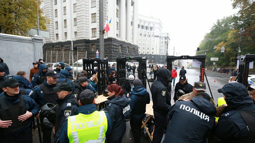 Митингующие в Киеве забросали события ТВЦ. Саакашвили потасовка. Перекрытия перед митингом. Лето 2014г в Киеве возле рады молодчики с дубинами.