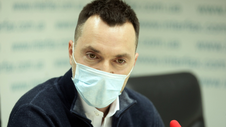 Дельная мысль? Нет, показалось: Арестович против запрета на визы для русских - его идея безумнее