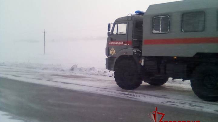 В Челябинской области людей, застрявших на трассе, эвакуируют из авто и размещают в школах