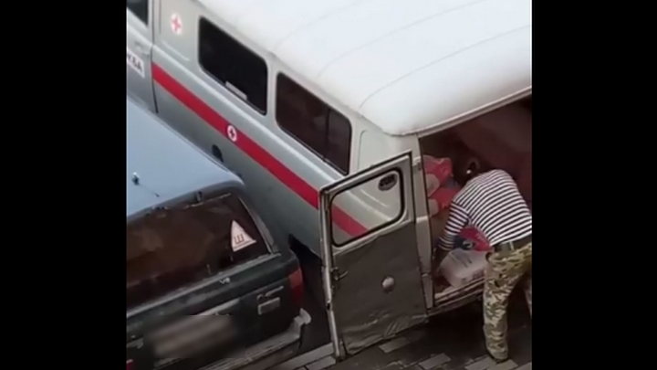 Кемеровчане обсуждают видео со стройматериалами в машине скорой помощи