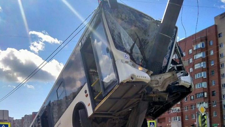 Автобус с 28 детьми врезался в столб в центре Новосибирска
