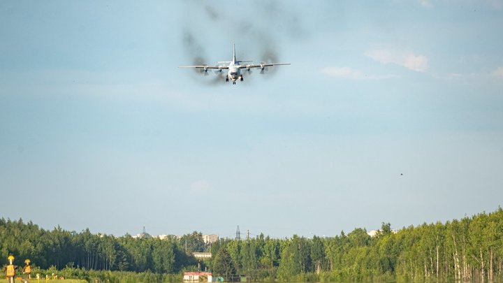 Обломки фюзеляжа Ан-26 раскидало на километры: части самолёта обнаружили в море и на горе