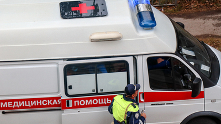 На Урале пассажирский автобус с людьми врезался в груженный щебнем КАМАЗ