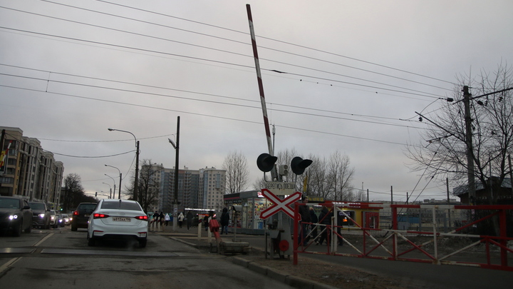 Едва не попал под поезд: пассажирка автобуса Лотос получила травмы в результате опасного инцидента