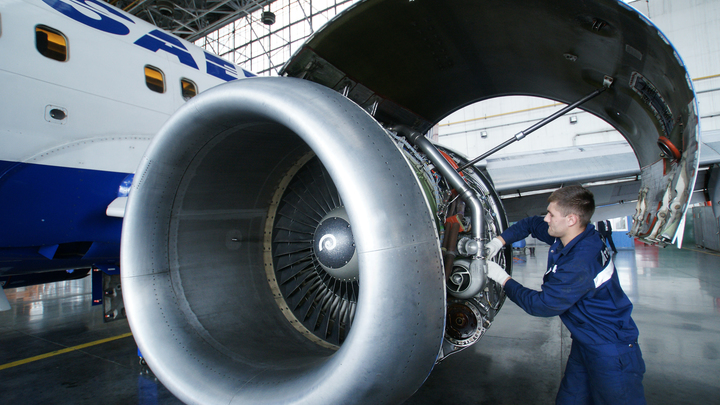 Мёртвого мужчину нашли в двигателе самолёта в США