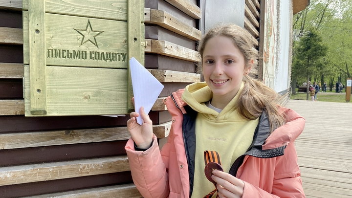 В Екатеринбурге обнаружили выброшенные рисунки и письма из гумпомощи, отправленной пермяками