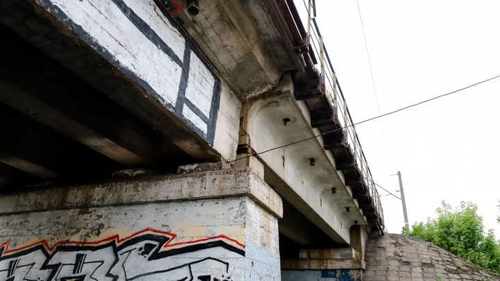 Ремонт моста в Камешково продлили на полгода