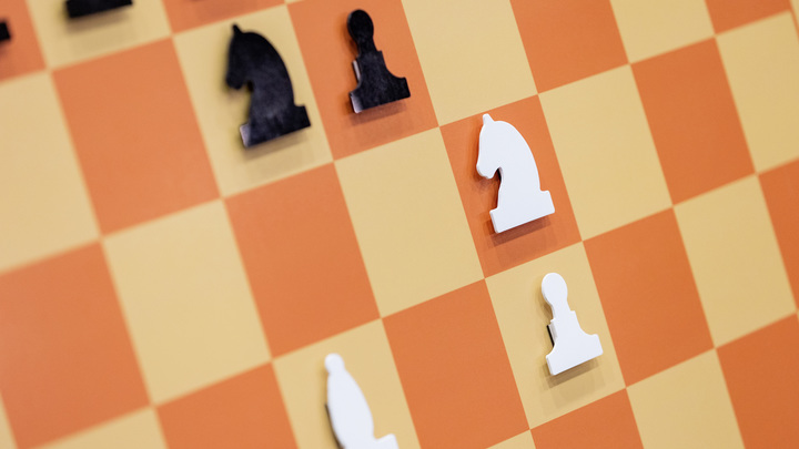 Кланяться надо? После пьяных тостов русских тянут в чужую игру