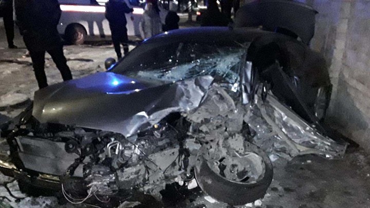 В Иванове Hyundai Genesis протаранил опору контактной сети