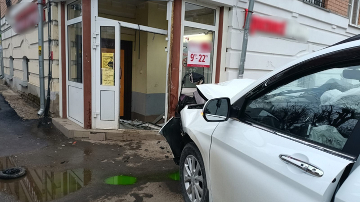 Появилось видео, как в Костроме водитель снёс женщину с ребёнком в коляске