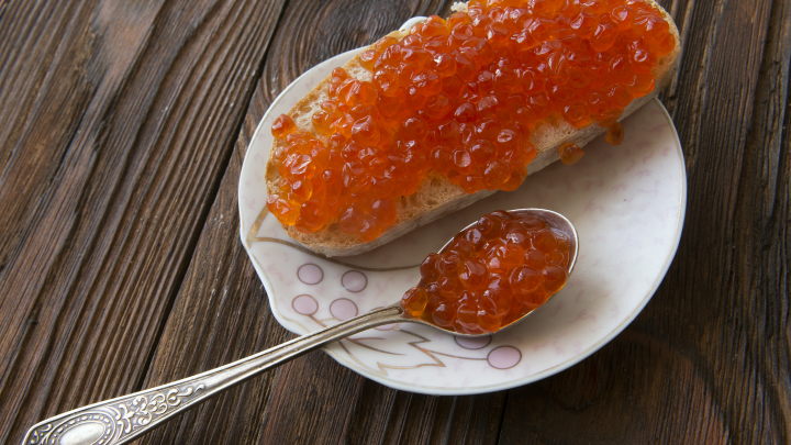 Сколько можно хранить красную икру, рассказал глава Росрыболовства