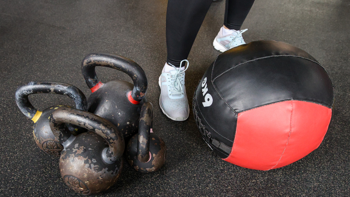 Снимите это немедленно: Фитнес-тренер назвала самую опасную обувь для спортзала