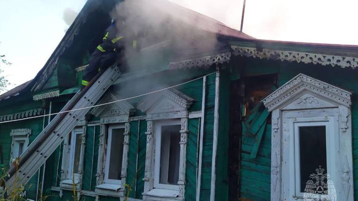 В Иванове полицейские и военный вытащили из горящего дома двоих пенсионеров
