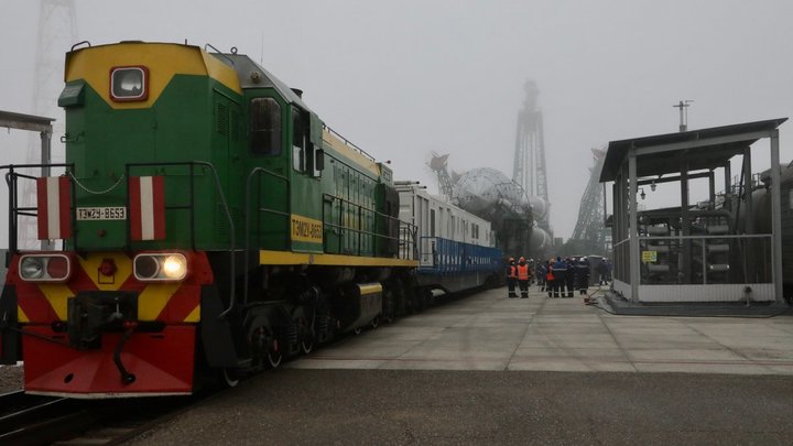 На космодроме Байконур завершена установка ракеты с самарским спутником на борту