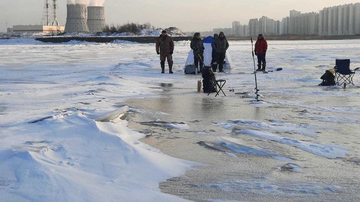 МЧС оштрафовало 10 рыбаков, которые вышли на тонкий лед Финского залива
