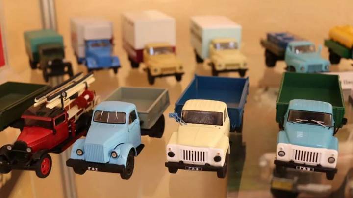 Жительница Туапсе пожертвовала музею коллекцию моделей советских машин умершего сына