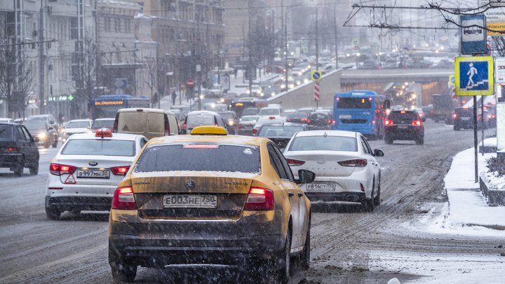 Из-за снегопада пробки в Москве достигли девяти баллов до начала часа пик