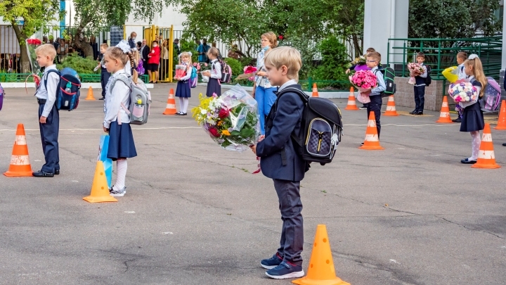 Школьные линейки 1 сентября 2021 в Новокузнецке: формат мероприятия, ограничения, стоимость букета
