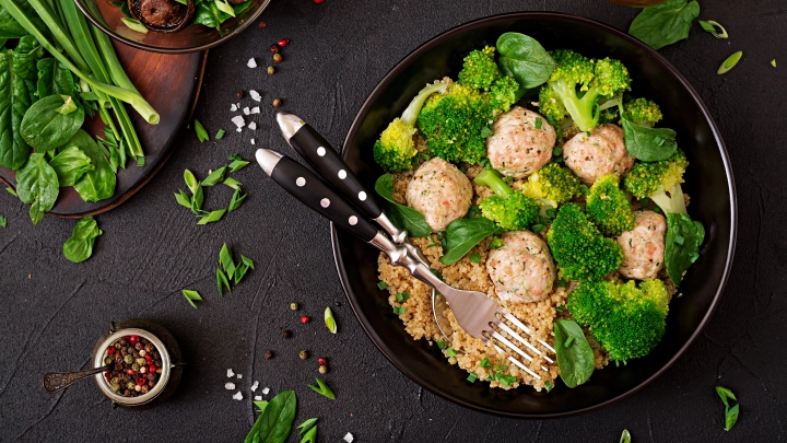 Провоцирует набор веса: эндокринолог рассказал, почему не стоит есть овсянку на завтрак