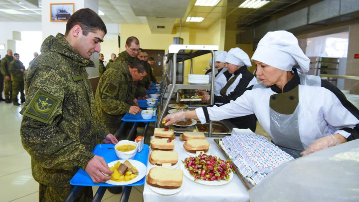 До 10 лет лишения свободы: Экс-управляющего столовыми Военторг-Восток обвинили в краже продуктов