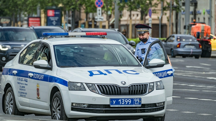 Водитель на автомобиле Lexus повредил пять машин на парковке в Новокузнецке