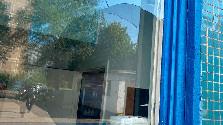 Новокузнечанин на машине протаранил ворота детского сада и угрожал воспитательнице