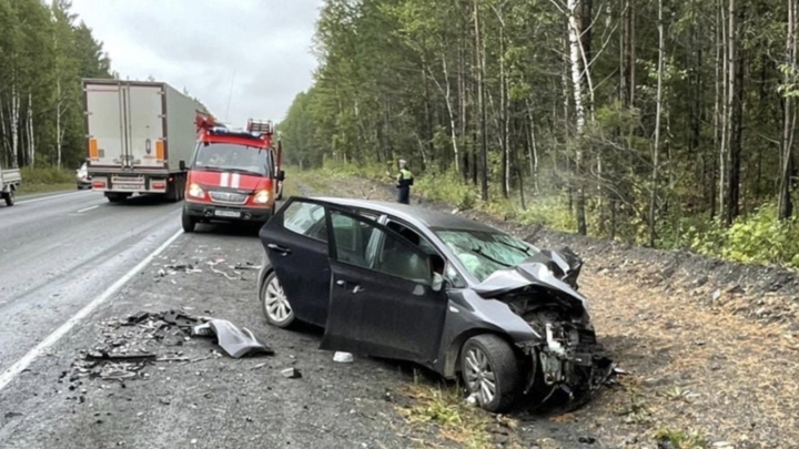 В Челябинской области водитель легкового авто скончался на трассе М-5 после ДТП с большегрузом