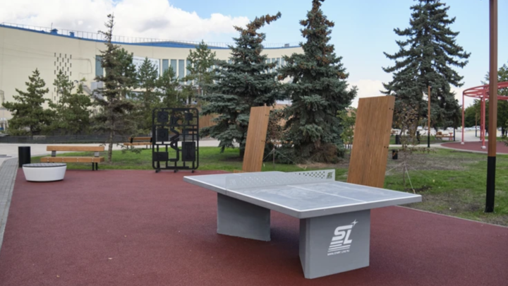 В центре Челябинска установили стол из бетона для игры в теннис