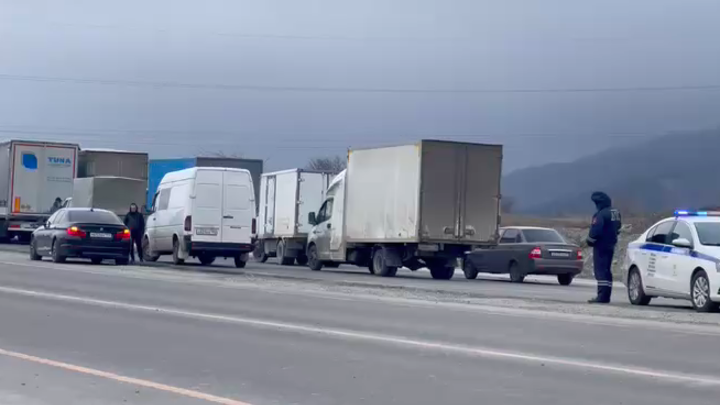 Проезд по трассе М-4 Дон между Геленджиком и Новороссийском по-прежнему ограничен для грузовиков