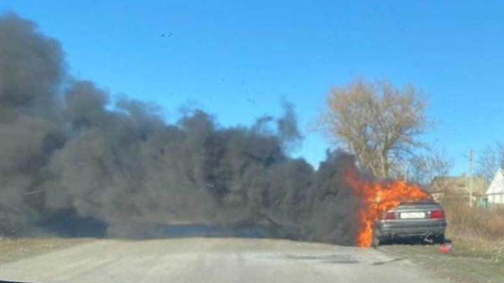 На трассе в Ростовской области по неизвестным причинам сгорела иномарка