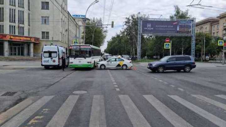 Такси столкнулось с автобусом в центре Новосибирска