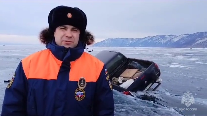 Два внедорожника провалились под лед на Байкале около поселка Большое Голоустное