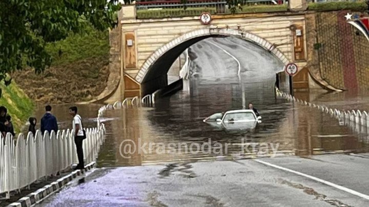 В Армавире ливень частично подтопил два тоннеля, пришлось перекрыть движение транспорта