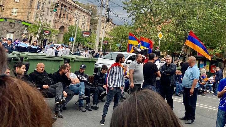 Оппозиция Армении прекратила акции спустя 3,5 часа — что ещё произошло помимо задержания 300 человек