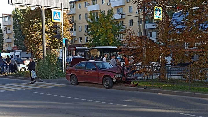 В Ростове на Ленина БМВ протаранила металлический забор на разделительной полосе