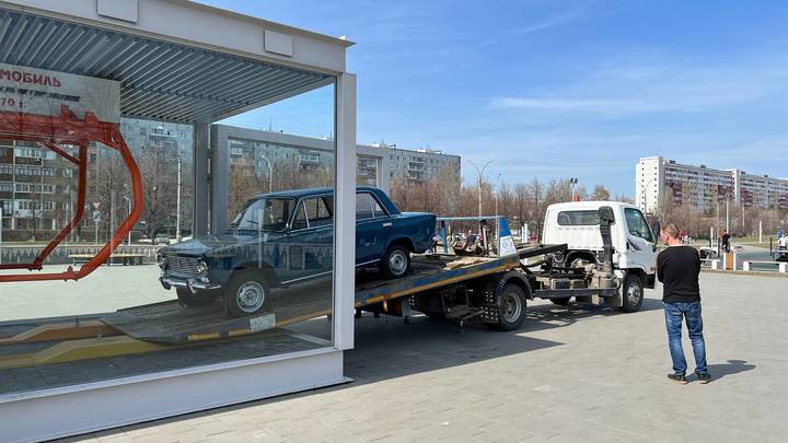 В Тольятти после акта вандализма со сквера 50-летия АВТОВАЗа вывезли “копейку”