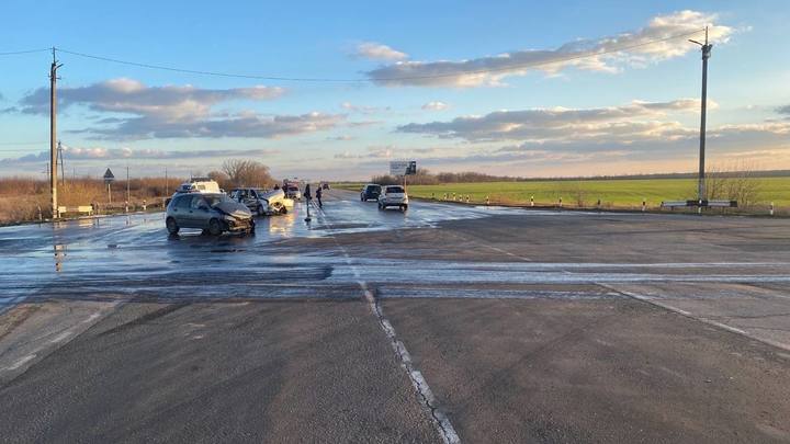 В Ростовской области два человека погибли в тройном ДТП на трассе. Что известно