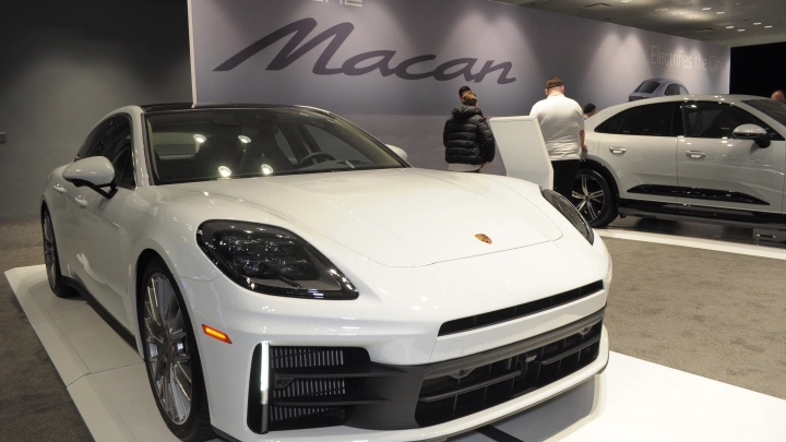 В Чите продают белую иномарку Porsche Panamera по цене элитного жилья