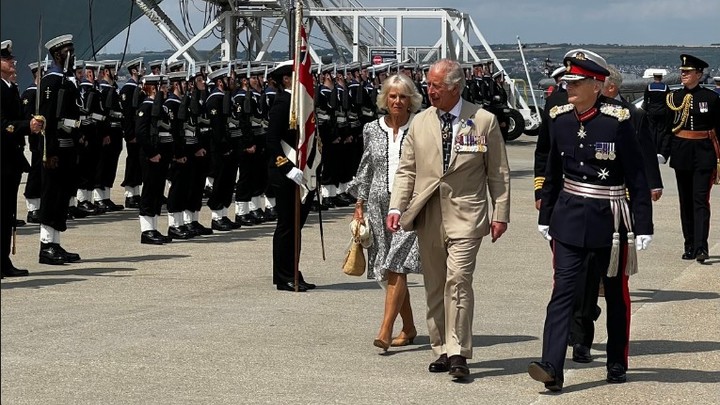 Британцы сели в лужу: Новейший авианосец Лондона сломался, не успев отойти от берега