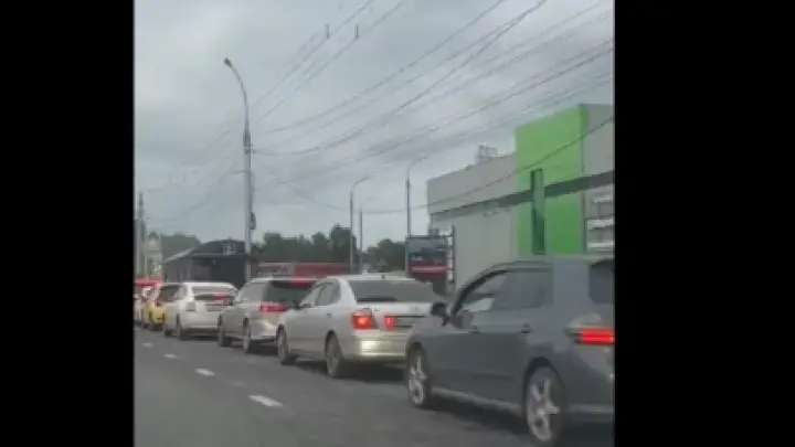 Появилось видео огромной очереди машин на заправке в Иркутске